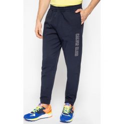 Spodnie dresowe Calvin Klein Performance Knit 00GMS0P695. Niebieskie jeansy męskie Calvin Klein Performance, m, bez wzorów. W wyprzedaży za 299,00 zł.