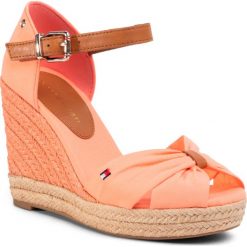 Espadryle TOMMY HILFIGER - Basic Opened Toe High Wedge FW0FW04784 Island Coral SN7. Pomarańczowe espadryle damskie TOMMY HILFIGER, bez wzorów, ze skóry, bez obcasa, na obcasie. W wyprzedaży za 249,00 zł.