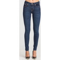 JEANSY DIVINE SLIM FIT BOTTOM UP LIU JO. Niebieskie jeansy damskie Liu Jo, bez wzorów, z elastanu, z podwyższonym stanem. Za 479,00 zł.