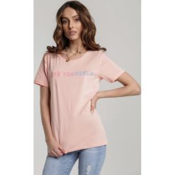 Jasnoróżowy T-shirt Aroaxera. Różowe t-shirty damskie Renee, s, z nadrukiem, z dzianiny, klasyczne, z okrągłym kołnierzem. Za 49,99 zł.