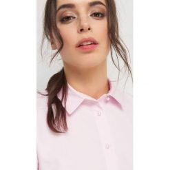 Taliowana koszula z perłami. Różowe bluzki damskie Orsay, bez wzorów, z elastanu, eleganckie, z klasycznym kołnierzykiem, bez rękawów. W wyprzedaży za 70,00 zł.