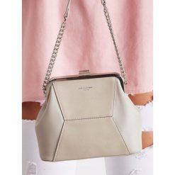 Elegancka torebka damska skóra ekologiczna mini kuferek. Czarne kuferki damskie David Jones, w paski, z weluru, eleganckie, na ramię, bez dodatków. Za 119,90 zł.