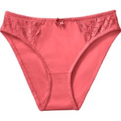Figi bonprix jasny koralowy. Różowe majtki damskie bonprix, w koronkowe wzory, z koronki. Za 29,99 zł.