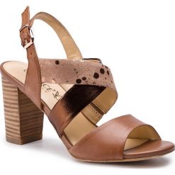 Sandały CAPRICE - 9-28312-22 Brown Comb 387. Pomarańczowe klapki damskie Caprice, bez wzorów, z zamszu, bez obcasa, na obcasie. W wyprzedaży za 199,00 zł.