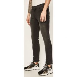 Wrangler - Jeansy Larston. Czarne jeansy męskie Wrangler, z aplikacjami. W wyprzedaży za 279,90 zł.