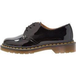 Dr. Martens 1461 3 EYE SHOE PATENT LAMPER Oksfordki black. Czarne jazzówki damskie Dr. Martens, bez wzorów, ze skóry, bez obcasa, na sznurówki. Za 509,00 zł.
