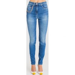 JEANSY Skinny leg Elisabetta Franchi. Niebieskie jeansy damskie Elisabetta Franchi, z aplikacjami, z jeansu, z podwyższonym stanem. Za 1349,10 zł.