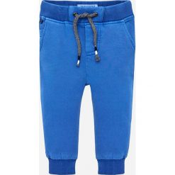 Mayoral - Spodnie dziecięce 74-98 cm. Niebieskie spodnie chłopięce Mayoral, bez wzorów, z elastanu, sportowe. W wyprzedaży za 59,90 zł.