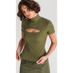 Bluzka z wycięciem - Khaki. Brązowe bluzki damskie Cropp, s, bez wzorów, bez kołnierzyka, bez rękawów. W wyprzedaży za 9,99 zł.