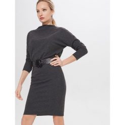 Dzianinowa sukienka z paskiem - Szary. Szare sukienki damskie Mohito, s, z dzianiny. Za 119,99 zł.