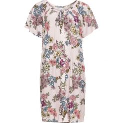 Sukienka shirtowa w kwiaty bonprix jasnoróżowy z nadrukiem. Różowe sukienki damskie bonprix, z nadrukiem, bez kołnierzyka, z krótkim rękawem, krótkie, mini. Za 59,99 zł.