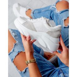 Białe buty sportowe sneakersy sznurowane casu. Białe buty dziewczęce sportowe Casu, bez wzorów, ze skóry ekologicznej, na sznurówki. Za 98,99 zł.