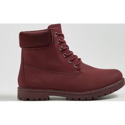 Botki trapery - Bordowy. Czerwone botki damskie Sinsay, bez obcasa, bez zapięcia. Za 79,99 zł.