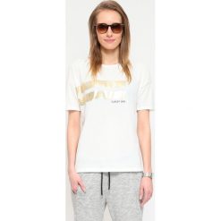 T-SHIRT KRÓTKI RĘKAW DAMSKI Z NADRUKIEM. Żółte t-shirty damskie Top Secret, z nadrukiem, z klasycznym kołnierzykiem. Za 29,99 zł.