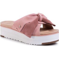 Klapki UGG - W Joanie 1107885 Lss. Różowe klapki damskie Ugg, bez wzorów, ze skóry, bez obcasa. Za 599,00 zł.