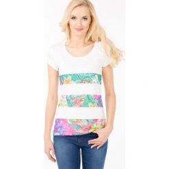 T-shirt z koronkowym panelem. T-shirty damskie Monnari, bez wzorów, z wiskozy, bez kołnierzyka. Za 42,84 zł.