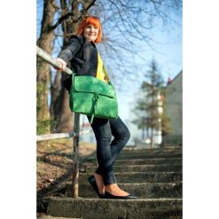 Surowa BARONOWA zielona ZAMSZOWA. Zielone torebki klasyczne damskie marki Pakamera, bez wzorów, ze skóry, na ramię, duże, zamszowe, bez dodatków. Za 350,00 zł.