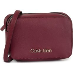 Torebka CALVIN KLEIN - Ck Must Psp20 Camerabag K60K606015 XCP. Czerwone listonoszki damskie Calvin Klein, bez wzorów, ze skóry ekologicznej, bez dodatków. Za 299,00 zł.