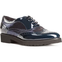 Buty damskie. Niebieskie półbuty damskie Wittchen, do pracy, bez wzorów, ze skóry, biznesowe, bez obcasa, na sznurówki. W wyprzedaży za 399,90 zł.