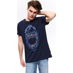 T-SHIRT Z WAKACYJNYM NADRUKIEM. Niebieskie t-shirty męskie Top Secret, na zimę, xl, z nadrukiem, klasyczne, z klasycznym kołnierzykiem. W wyprzedaży za 19,99 zł.