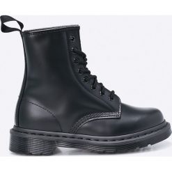 Dr Martens - Botki. Czarne buty zimowe damskie marki Dr. Martens, z materiału, z okrągłym noskiem, na obcasie, na sznurówki. W wyprzedaży za 599,90 zł.