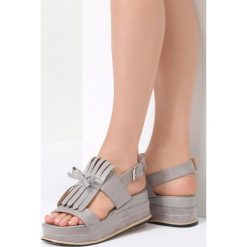 Szare Sandały Outrageous. Szare koturny damskie vices, w paski, na wysokim obcasie, na koturnie, z paskami. Za 69,99 zł.