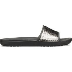 Crocs Sloane Kapcie Czarny. Czarne kapcie damskie Crocs, w paski, z materiału, bez obcasa. Za 206,95 zł.
