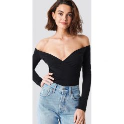 NA-KD Kopertowy top z odkrytymi ramionami - Black. Czarne topy damskie marki NA-KD, bez wzorów, bez kołnierzyka. Za 121,95 zł.
