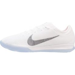 Nike Performance MERCURIAL VAPORX 12 PRO IC Halówki white/chrome/total orange. Białe buty skate męskie marki Nike Performance, z gumy, do piłki nożnej. Za 419,00 zł.