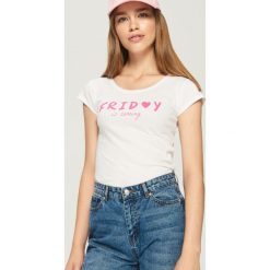 Piątkowy t-shirt - Biały. Białe t-shirty damskie Sinsay, l. Za 9,99 zł.