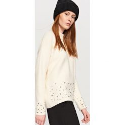 Sweter z biżuteryjną ozdobą - Kremowy. Białe swetry klasyczne damskie marki Reserved, l. Za 89,99 zł.