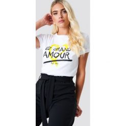Sisters Point T-shirt Ciao - White. Białe t-shirty damskie marki Sisters Point, z nadrukiem, klasyczne, z okrągłym kołnierzem. W wyprzedaży za 40,47 zł.