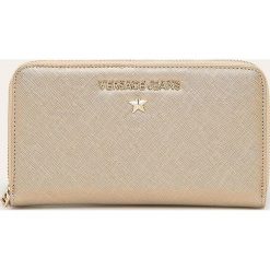 Versace Jeans - Portfel. Żółte portfele damskie Versace Jeans, bez wzorów, z jeansu. W wyprzedaży za 329,90 zł.