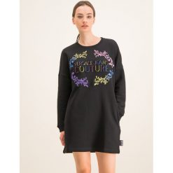 Sukienka dzianinowa Versace Jeans Couture D2HUB465. Czarne sukienki damskie Versace Jeans Couture, xs, bez wzorów, z bawełny, bez kołnierzyka, bez rękawów. W wyprzedaży za 709,00 zł.