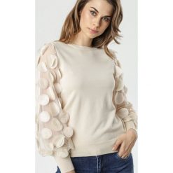 Jasnobeżowy Sweter Montoya. Brązowe swetry damskie Born2be, s, z aplikacjami, z dzianiny, długie. Za 109,99 zł.