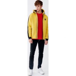 Kurtka z materiału technicznego z kapturem. Żółte kurtki męskie Pull&Bear, m, bez wzorów, z polaru, z kapturem. Za 89,90 zł.