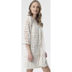 Biały Kardigan Raigeia. Białe swetry damskie Born2be, xl, w koronkowe wzory, z koronki, eleganckie, bez rękawów, bez kaptura. Za 79,99 zł.
