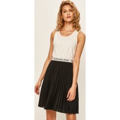 Calvin Klein Jeans - Sukienka. Czarne sukienki damskie Calvin Klein Jeans, na co dzień, s, bez wzorów, z elastanu, casualowe, z okrągłym kołnierzem, bez rękawów, mini, rozkloszowane. Za 449,90 zł.