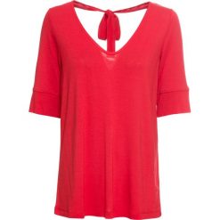Shirt z dekoltem z tyłu bonprix truskawkowy. Czerwone koszulki damskie bonprix, bez wzorów, eleganckie, z dekoltem w serek, z krótkim rękawem. Za 44,99 zł.