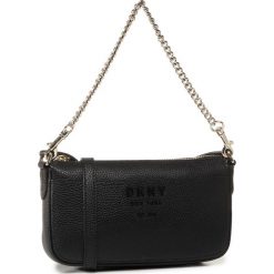Torebka DKNY - Noho Demi Pebble R93HHE15 Blk/Vicuna 010. Czarne torebki klasyczne damskie DKNY, z aplikacjami, ze skóry, klasyczne, zdobione, bez dodatków. W wyprzedaży za 589,00 zł.