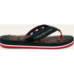 Tommy Hilfiger - Japonki. Niebieskie klapki damskie TOMMY HILFIGER, bez wzorów, ze skóry, bez obcasa, na obcasie. W wyprzedaży za 139,90 zł.