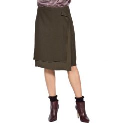 Spódnica w kolorze khaki. Brązowe spódniczki damskie Deni Cler, na co dzień, bez wzorów, z wiskozy, asymetryczne. W wyprzedaży za 284,95 zł.