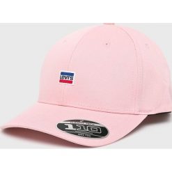 Levi's - Czapka. Różowe czapki męskie marki Levi's®, bez wzorów, z elastanu. Za 149,90 zł.