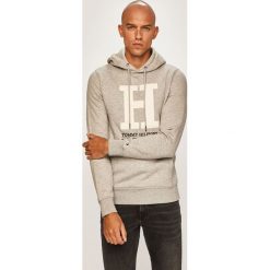 Tommy Hilfiger - Bluza. Niebieskie bluzy męskie m, z aplikacjami, z bawełny, z kapturem. W wyprzedaży za 399,90 zł.