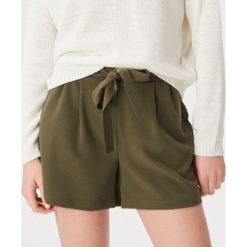 Szorty z wiązaniem w talii - Khaki. Brązowe szorty damskie Sinsay, s, bez wzorów. Za 49,99 zł.