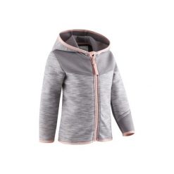 Bluza na zamek do gimnastyki 500 dla maluchów. Różowe bluzy niemowlęce DOMYOS, bez wzorów, z elastanu, sportowe, bez rękawów, z kapturem. Za 54,99 zł.
