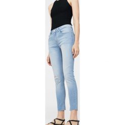Mango - Jeansy Isa1. Niebieskie rurki damskie marki Mango, z aplikacjami, z elastanu. W wyprzedaży za 59,90 zł.