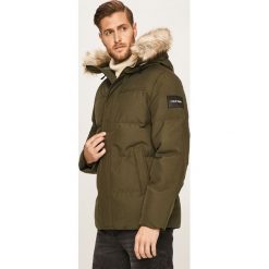 Calvin Klein - Kurtka. Czarne płaszcze męskie Calvin Klein, xl, bez wzorów, z elastanu, krótkie, z kapturem. W wyprzedaży za 1049,00 zł.