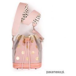 Torebka Mini Bucket Bag - złote grochy na pudrze. Żółte torebki klasyczne damskie Pakamera, w grochy, na ramię, bez dodatków. Za 699,00 zł.