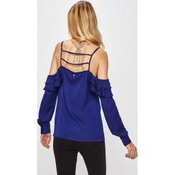 Guess Jeans - Bluzka. Niebieskie bluzki damskie Guess Jeans, s, z aplikacjami, z poliesteru, bez kołnierzyka, z długim rękawem. W wyprzedaży za 219,90 zł.